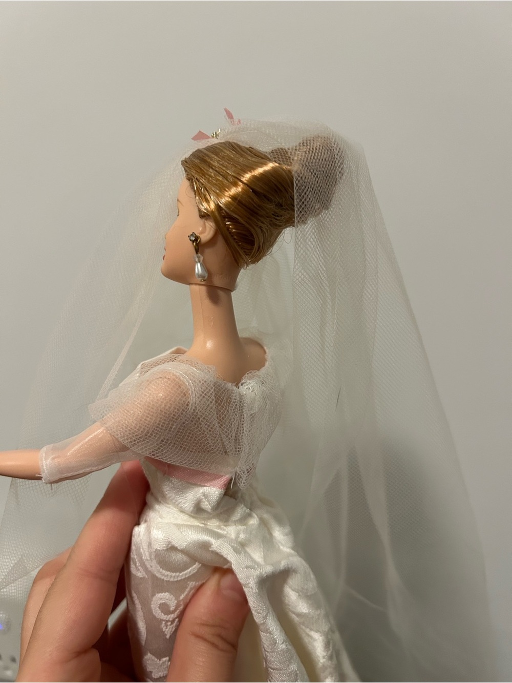 2002 Sophisticated Wedding Barbie – The Bridal Collection #53370 - Picture 8 of 12
